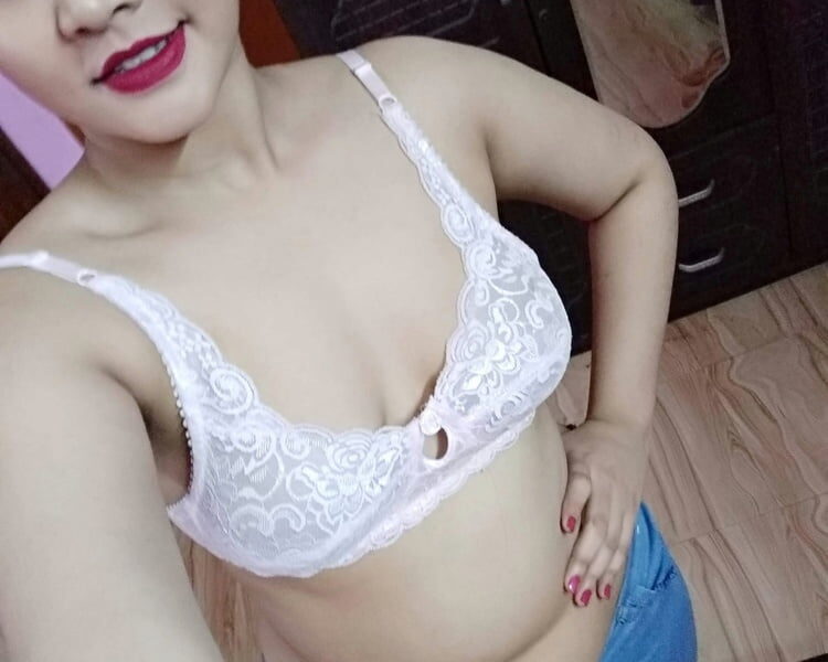 Beautiful Call Girl Himanshi Sharma (22) is available for Cam Show
