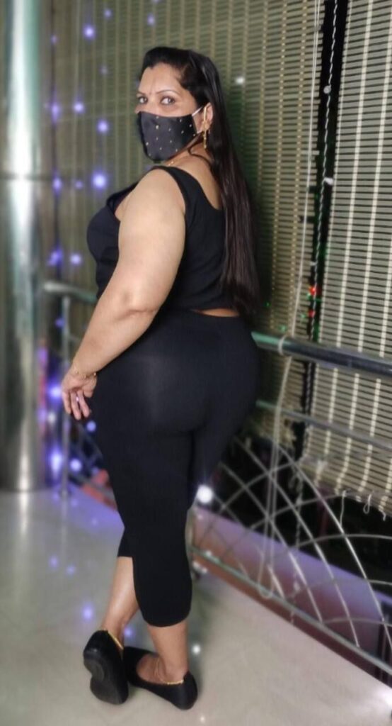 Chubby Independent Escort Sumita Chauhan (38) is available for Full Night
